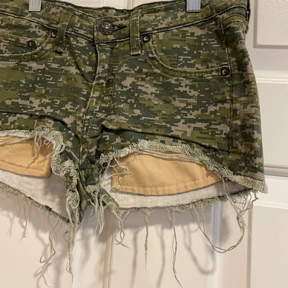 Rag & Bone Green Camo Cutoff Frayed/Fringed Raw Hem Jean Shorts Size 24 - Picture 8 of 11
